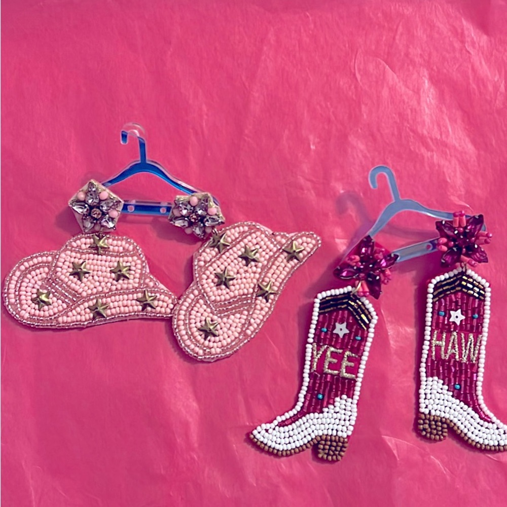 Beaded set of two cowboy themed earrings. Yeehaw boots and cowboy hat!